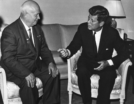 PX 96-33:12 03 June 1961 President Kennedy meets with Chairman Khrushchev at the U. S. Embassy residence, Vienna. 資料：U. S. Dept. of State photograph in the John Fitzgerald Kennedy Library, Boston.