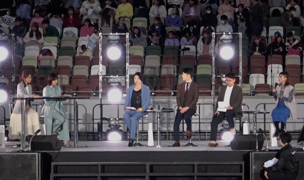 A panel discussion with Kaoru Nemoto, director of the United Nations Information Center(3rd from left), and youth representatives delved into nuclear weapons and climate change. Photo: Yukie Asagiri, INPS Japan.