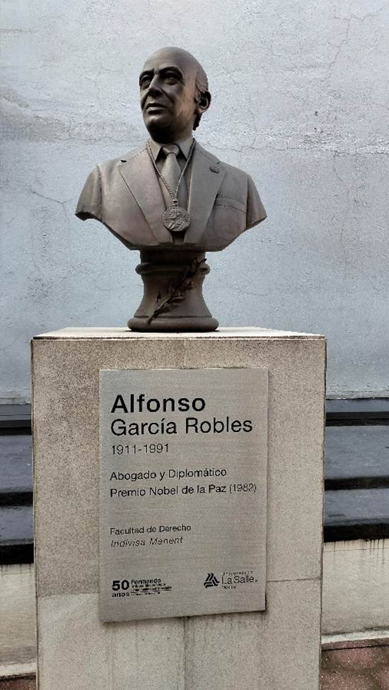 Image: Alfonso García Robles bust at La Salle University.
Photo: Guillermo Ayala Alanis.